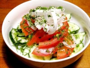 salat_iz_svezhih_pomidor_i_ogurcov